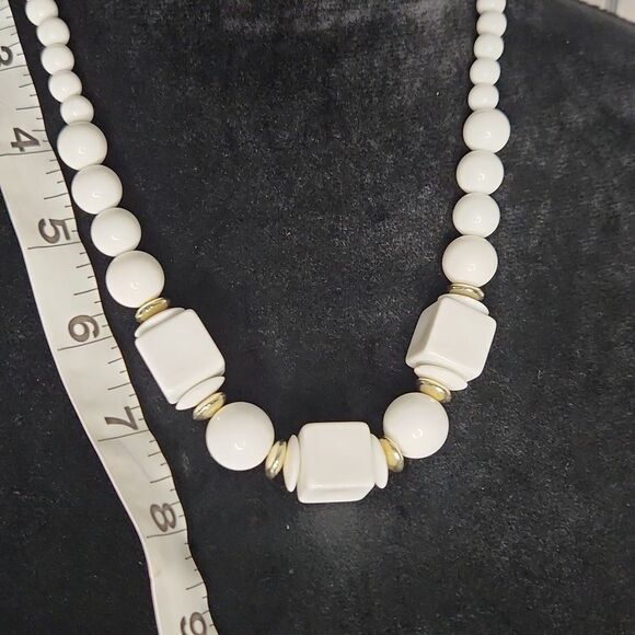 Classic White Beaded Necklace – Elegant & Timeless Design - Picture 3 of 4